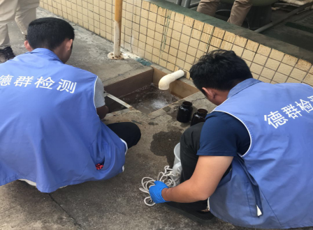 环保督察前来溢格取水样做监察